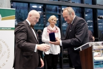 Zdjęcie przedstawiające wręczenie medalu JM Rektorowi Warszawskiego Uniwersytetu Medycznego