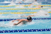 Zdjęcie przedstawiające pierwsze zawody pływackie studentów Uczelni na otwarciu Centrum Sportowo-Rehabilitacyjnego WUM