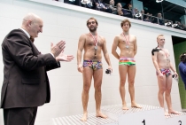 Zdjęcie przedstawiające zwycięzców pierwszych zawodów pływackich
