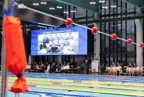 Zdjęcie przedstawiające basen oraz oraz gości na otwarciu Centrum Sportowo-Rehabilitacyjnego WUM