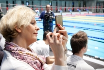 Zdjęcie przedstawiające Panią Otylię Jędrzejczak na otwarciu Centrum Sportowo-Rehabilitacyjnego WUM