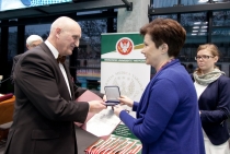 Zdjęcie przedstawiające wręczenie medalu JM Rektorowi Warszawskiego Uniwersytetu Medycznego