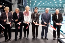Zdjęcie przedstawiające przecięcie wstęgi na otwarciu Centrum Sportowo-Rehabilitacyjnego WUM
