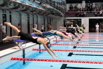 Zdjęcie przedstawiające pierwsze zawody pływackie studentów Uczelni na otwarciu Centrum Sportowo-Rehabilitacyjnego WUM