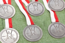 Zdjęcie przedstawiające okolicznościowe medale wręczane na otwarciu Centrum Sportowo-Rehabilitacyjnego WUM