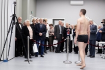 Zdjęcie przedstawiające zwiedzanie przez gości nowootwartego Centrum Sportowo-Rehabilitacyjnego WUM